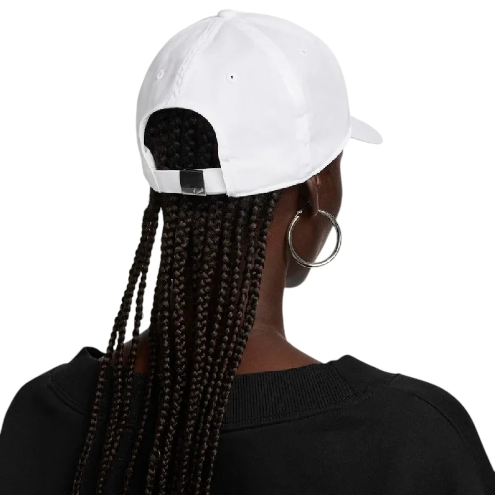 Casquette Club Nike structurée Blanche avec logo Swoosh en métal - Image 2