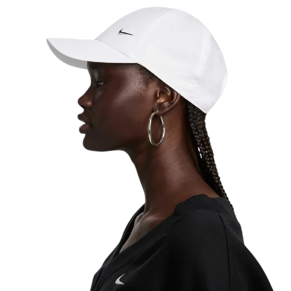 Casquette Club Nike structurée Blanche avec logo Swoosh en métal - Image 3