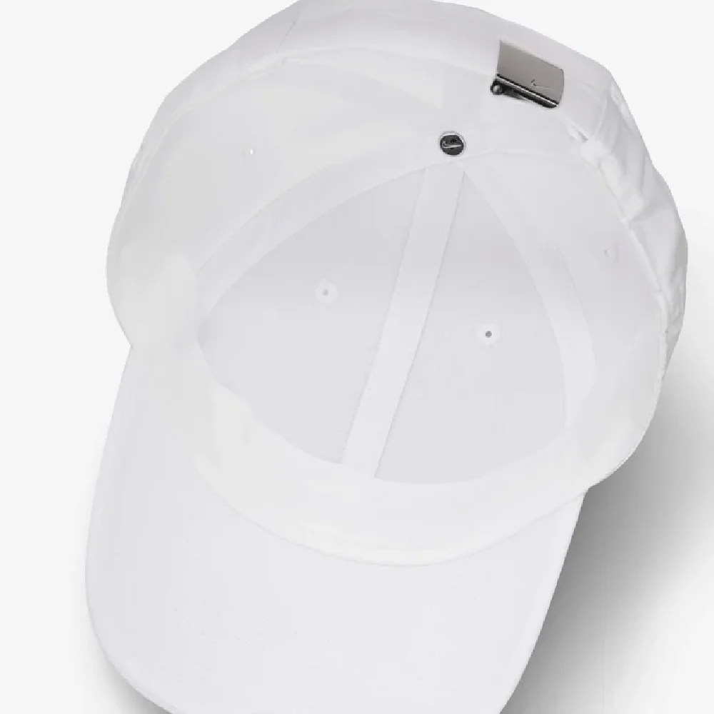 Casquette Club Nike structurée Blanche avec logo Swoosh en métal - Image 4